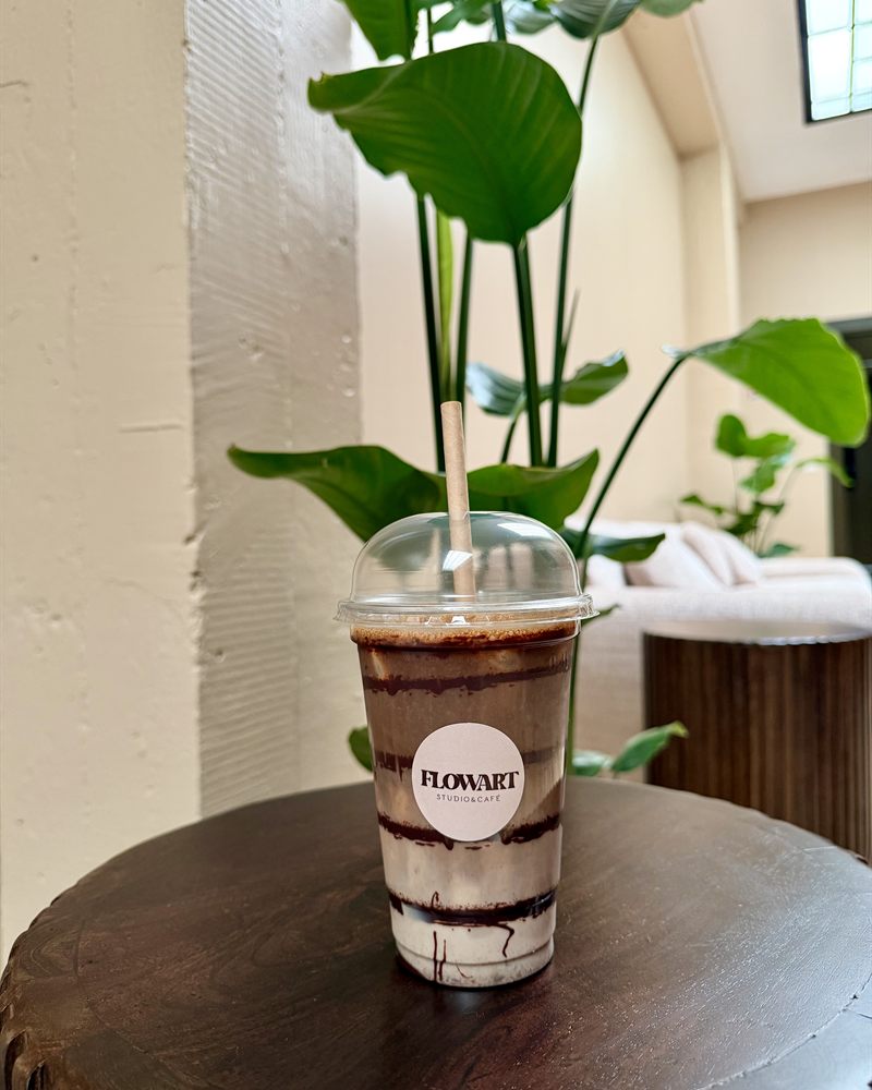 Café glacé servi dans un gobelet FlowArt