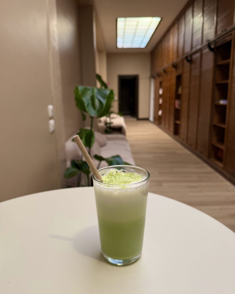 Matcha glacé préparé au FlowArt Café