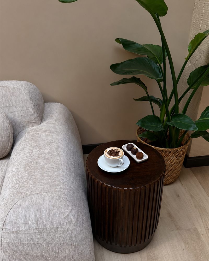 Coin salon cosy avec un cappuccino au FlowArt Café